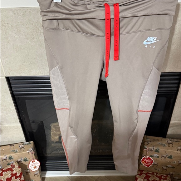 Nike Air Leggings with Red Details - Picture 5 of 6